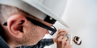 Ile bierze elektryk za punkt świetlny?